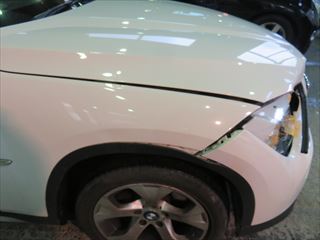 BMWのX1（ABA-VL18）：傷の修理方法と費用 フロントバンパー、右ヘッド