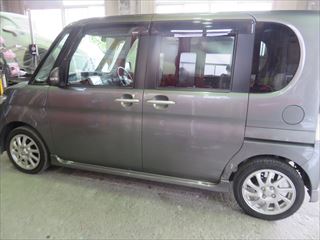 ダイハツのタントカスタム Cba L375s 傷の修理方法と費用 左スライドドア他交換 部品代金62 850円 左クォーターパネル板金 サイドシル フロントドア付属品脱着 塗装 作業工賃165 060円 合計金額 税込 246 143円 板金塗装news