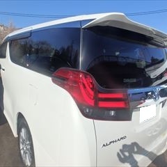 トヨタのアルファードハイブリッド（DAA-AYH30W）：傷の修理方法と費用　リアドアパネル、リアドアプロテクタモールなどの交換