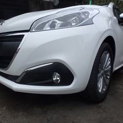 プジョーの208（ABA-A9HN01）：傷の修理方法と費用　フロントバンパー修理、塗装　作業工賃35,000円/合計金額（税込）37,800円