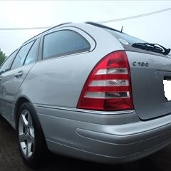 メルセデスベンツのCクラスステーションワゴン（GH-203246）：傷の修理方法と費用　左リアフェンダ、フロントフェンダ板金、塗装　作業工賃70,000円/合計金額（税込）75,600円
