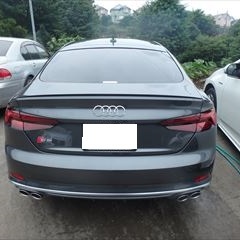 アウディのS5スポーツバック（ABA-F5CWGL）：傷の修理方法と費用　メッキモール交換　部品代金31,300円/リアバンパー修理、塗装　作業工賃90,000円/合計金額（税込）131,004円