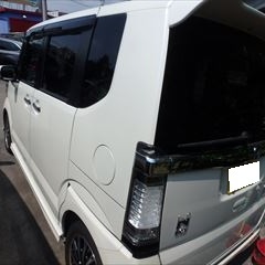 ホンダのN-BOXカスタム（DBA-JF1）：傷の修理方法と費用　左サイドスポイラー交換　部品代金19,600円/左フロントドア、左リアドア板金塗装　作業工賃160,000円/合計金額（税込）193,968円
