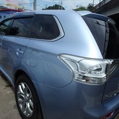 三菱のアウトランダーPHEV（DLA-GG2W）：傷の修理方法と費用　フロントバンパー、左リアドア板金塗装　作業工賃130,000円/合計金額（税込）140,400円