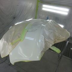 フィアットの500（ABA-31212）：傷の修理方法と費用　フロントバンパー脱着修理塗装、左クォーターパネル板金塗装　作業工賃140,000円/合計金額（税込）151,200円