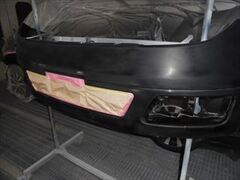 日産のエルグランド（UA-E51）：傷の修理方法と費用　フロントバンパーサイドブラケット他の部品交換　部品代金6,479円/フロントバンパーフェイシア脱着分解、左フロントエアスポイラ、ヘッドランプ他の脱着修理、塗装など　作業工賃202,920円/合計金額（税込）230,339円