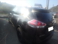 日産のエクストレイル（DBA-NT32）：傷の修理方法と費用　左フロントドア、サイドガーニッシュ他の交換　部品代金71,700円/左フロントフェンダ、フロントバンパー他の脱着、修理、塗装　作業工賃127,000円/合計金額（税込）218,570円