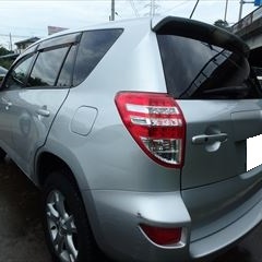トヨタのRAV4（DBA-ACA31W）傷の修理方法と費用　左フロントドア・左リアドア交換　部品代40,000円+左センターピラー板金塗装　作業工賃140,000円　