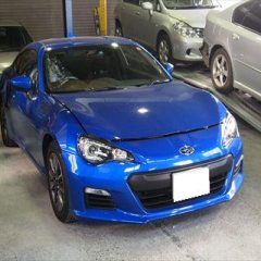 スバルのBRZ DBA-ZC6　：傷の修理方法と費用　 フロントバンパー・右フェンダ交換、サイドシル板金・塗装 総工賃101,600円／部品代計83,800円