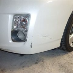 トヨタのプリウス DAA-ZVW30 　：傷の修理方法と費用　フロントバンパー・左サイドステップ修理費用　総工賃45,000円