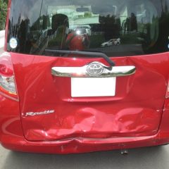 トヨタのラクティス　：傷の修理方法と費用　リアハッチ・バンパー　板金塗装