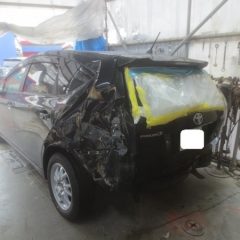 トヨタのプリウスα　：傷の修理方法と費用　左クォータパネル・リアバンパーカバーほか　交換・板金塗装 185,000円