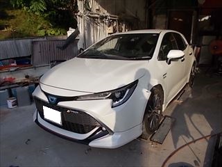トヨタのカローラスポーツ（６AA-ZWE211H） 傷の修理方法と費用