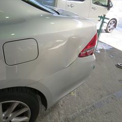 トヨタのクラウン（DBA-GRS202）：傷の修理方法と費用　左クォーターパネル脱着・板金　作業工賃30,500円/塗装費119,789円