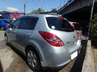日産のティーダ（DBA-C11）：傷の修理方法と費用 左リアドア板金塗装