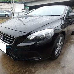 ボルボのV40（LDA-MD4204T）傷の修理方法と費用　フロントバンパー修理塗装　作業工賃60,000円