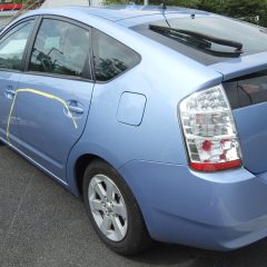 トヨタのプリウス　：傷の修理方法と費用　左リアドア　板金塗装　250,000円（その他の個所の板金塗装も含む）