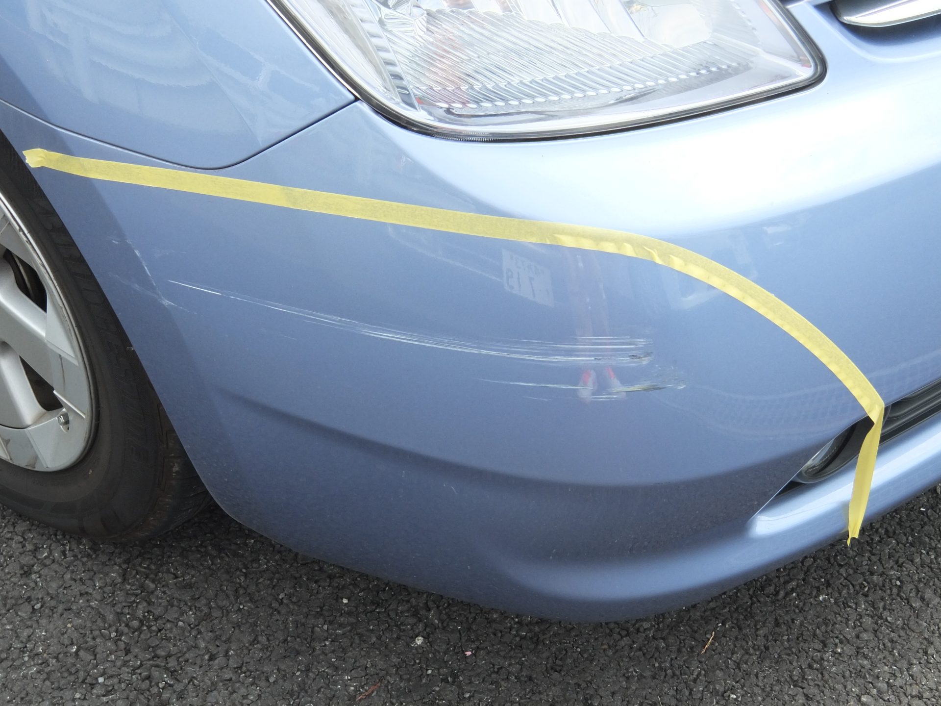 トヨタのプリウス 傷の修理方法と費用 Fバンパー修理費用塗装 000円