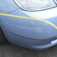 トヨタのプリウス　：傷の修理方法と費用　Fバンパー修理費用塗装　20,000円