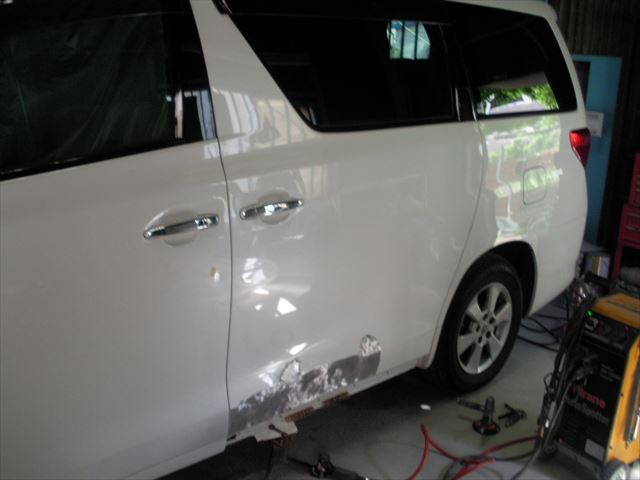 トヨタのアルファード ：傷の修理方法と費用 左スライドドア板金塗装 ...