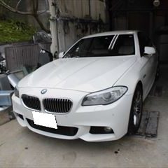 BMWの5シリーズ（DBA-XG28）：傷の修理方法と費用　左リアドア、左クォーターパネル修理、塗装　作業工賃210,000円/合計金額（税込）231,000円