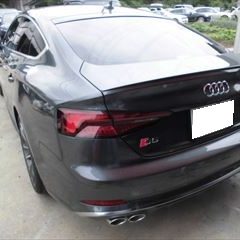 アウディのS5スポーツバック（ABA-F5CWGL）：傷の修理方法と費用　メッキモール交換　部品代金31,300円/リアバンパー修理、塗装　作業工賃90,000円/合計金額（税込）131,004円