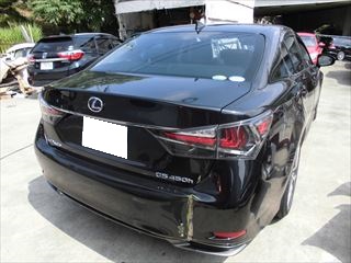 レクサスのGSハイブリッド（DAA-GWL10）：傷の修理方法と費用　リアバンパー他の交換　部品代金97,260円/交換作業、トランク付属品脱着、塗装など　作業工賃92,000円/合計金額（税込）204,401円