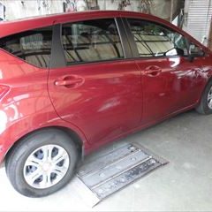 日産のノート（DBA-E12）：傷の修理方法と費用　右ドア板金塗装　作業工賃120,000円/合計金額（税込）129,600円