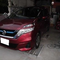 日産のセレナ（DAA-HC27）：傷の修理方法と費用　左リアドア他の交換　部品代金54,000円/左サイドシルインナパネル板金、左サイドシル脱着修理、塗装など　作業工賃186,500円/合計金額（税込）259,740円