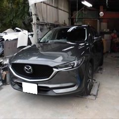 マツダのCX-5（6BA−KEFP）：傷の修理方法と費用　リアアーチモール交換　部品代金5,125円/左リアドア板金塗装、コーティング　作業工賃105,000円/合計金額（税込）121,138円