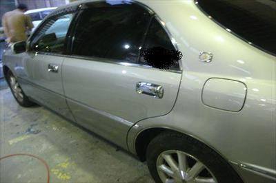 トヨタのクラウンマジェスタ（UZS171）：傷の修理方法と費用 左