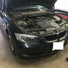 BMWの3シリーズ（E90）：エンジンオイル漏れによりヘッドカバーガスケットを交換、バキュームポンプをオーバーホール