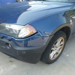 BMW X3（GH-PA25）：傷の修理方法と費用　フロントバンパー（上・下）、左フロントフェンダ、他交換／左ヘッドライト、左フロントドアなどの脱着修理、塗装、部品交換作業　〔自動車保険利用〕