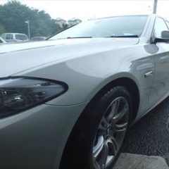 BMW5シリーズ（DBA-FR30）：傷の修理方法と費用　左フロントドア　鈑金塗装