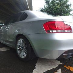 BMW1シリーズ（120i LBA-UC20）：傷の修理方法と費用　左フロントバンパー、リアバンパー他板金塗装　作業工賃140,000円／合計金額（税込）151,200円