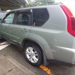 日産のエクストレイル（DBA-NT31）：傷の修理方法と費用　左フロントフェンダ、左フロントドアの板金塗装、フロントドアモール修理費用、左フロントタイヤ交換　作業工賃80,000円/合計金額（税込）86,400円