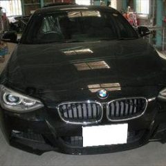 BMWの1シリーズ（DBA-1A16）：傷の修理方法と費用　フロントバンパー他の部品交換　／左クォーター・パネル、左リアドア板金、リアバンパー脱着修理、塗装、他　　〔自動車保険利用〕