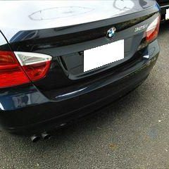 BMWの3シリーズ325i（E90）：傷の修理方法と費用　リアバンパー交換　部品代金97,700円／交換作業、塗装　作業工賃62,980円／合計金額（税込）174,074円