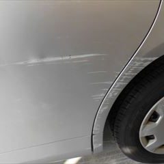 トヨタのヴィッツ（DAA-NHP130）：傷の修理方法と費用　左リアドア、左クォーターパネル、リアバンパー修理、塗装　作業工賃150,000円/合計金額（税込）162,000円