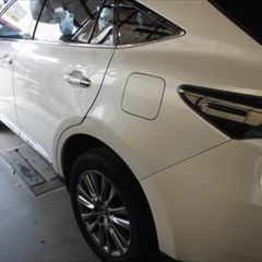 トヨタのハリアー（DBA-ZSU60W）：傷の修理方法と費用　左リアドア、左クォーターパネル板金、塗装　作業工賃100,000円/合計金額（税込）108,000円