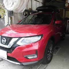 日産のエクストレイル（DBA-NT32）：傷の修理方法と費用　左フロントドアプロテクタモール、ボディーシールモール他交換　部品代金26,650円/左フロントドア板金、塗装　作業工賃120,000円/合計金額（税込）158,382円