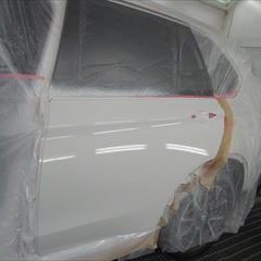 トヨタのカローラフィールダー（DBA-NZE161G）：傷の修理方法と費用　右フロントドア、右リアドア板金、塗装　作業工賃120,000円/合計金額（税込）129,600円
