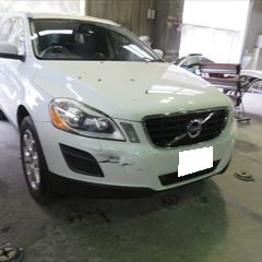 ボルボのXC60：傷の修理方法と費用　リアバンパー、フロントバンパー他の交換、コアサポート板金、塗装など