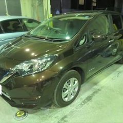 日産のノート（DAA-HE12）：傷の修理方法と費用　左フロントドア板金塗装　作業工賃80,000円/ドアモール、エンブレム交換　部品代金5,920円/合計金額（税込）92,794円