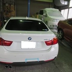 BMWの4シリーズ：傷の修理方法と費用　リアバンパー脱着、板金塗装　作業工賃90,000円　合計金額（税込み）：97,200円