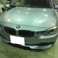 BMWの３シリーズ（LDA-3D20）：傷の修理方法と費用　フロントバンパー、リアバンパー修理、塗装　作業工賃140,000円/合計金額（税込）151,200円