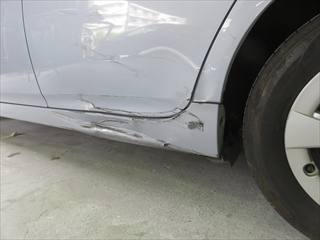トヨタのプリウス（DAA-ZVW30）：傷の修理方法と費用 左リアドア、左