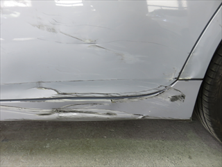 トヨタのプリウス（DAA-ZVW30）：傷の修理方法と費用 左リアドア、左 ...
