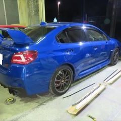 スバルのWRX STI（CBA-VAB）：傷の修理方法と費用　右フロントドア、右リアドア付属品脱着、交換、右フロントドア板金塗装　作業工賃68,250円／部品代金10,190円　合計金額（税込み）84,715円