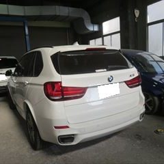 BMWのX5（LDA-KS30）：傷の修理方法と費用　エンブレム交換　部品代金9,920円/左フロントドア、左クォーターパネル板金、塗装　作業工賃200,000円/合計金額（税込）226,714円